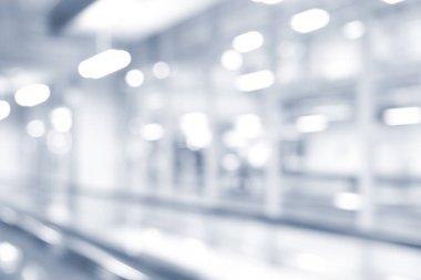 Soyut bulanık modern ofis içi yumuşak ışık ve temiz çevre ile. Şirket tasarımı, iş sunumları, teknoloji temaları ve profesyonel planlar için ideal arka plan.