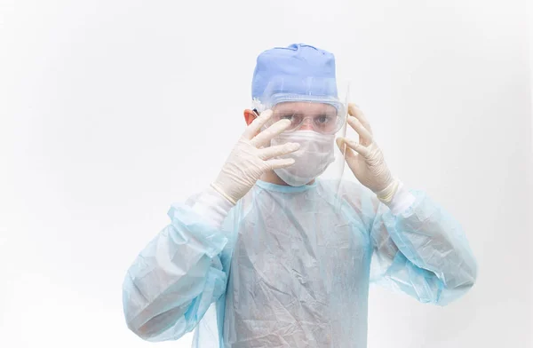 Lékař Ochranné Uniformě Brýle Obličejový Štít Oblečený Boji Proti Epidemii — Stock fotografie