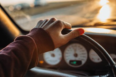 Gün batımında direksiyonda araba sürüyorum..