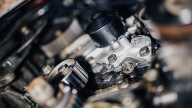 Araba su pompası, motora yüklendiğinde dolgu maddesiyle yağla.