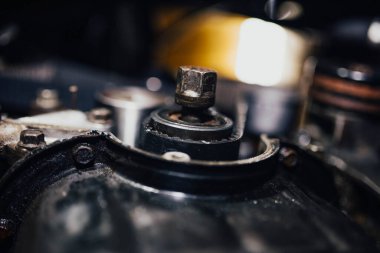 Araba krank mili makarası, motor tamiri.