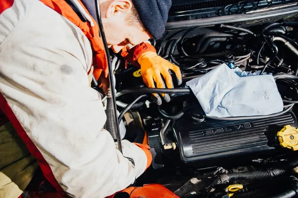 installation of the timing belt in the car, drawn marks