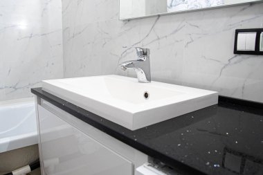 Modern banyo içi, mermer döşemeler, ayna, jakuzi, beyaz makyaj ünitesi..