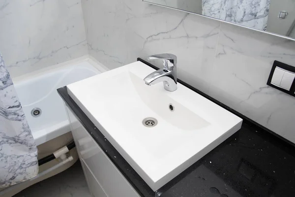 Interior Banheiro Moderno Telhas Mármore Espelho Jacuzzi Unidade Vaidade Branca — Fotografia de Stock
