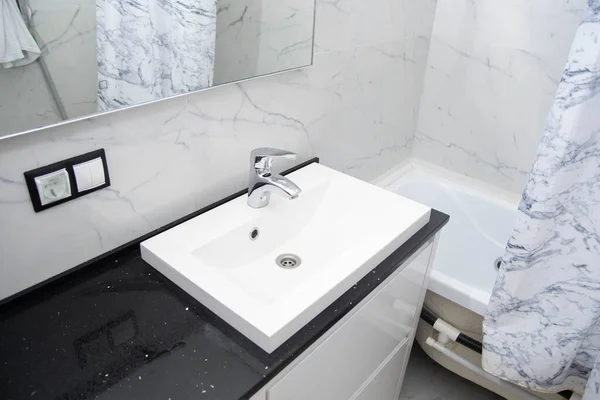 Interior Banheiro Moderno Telhas Mármore Espelho Jacuzzi Unidade Vaidade Branca — Fotografia de Stock