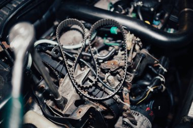 Garajdaki zamanlama kayışını değiştirme konsepti, gaz dağıtım mekanizması..