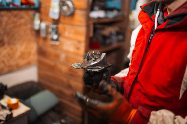 Arabanın su pompasının değiştirilmesi, araba tamircilerinin elinde iki pompa, eski hasarlı ve yeni.