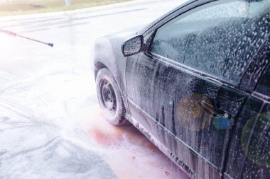 Yeni mor köpük kullanarak araba yıkama.