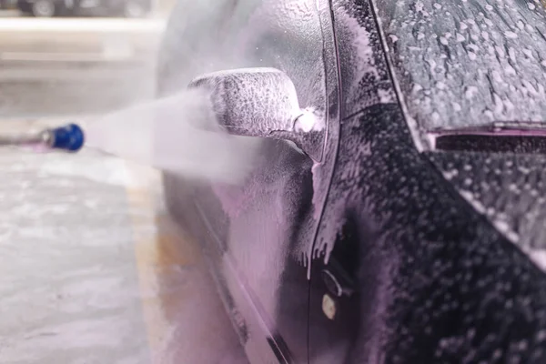 新しい紫色の泡で洗車する — ストック写真