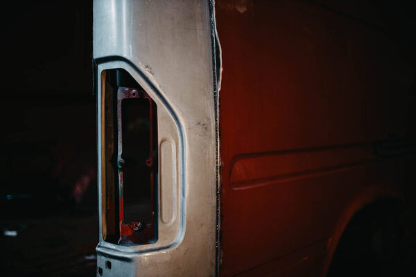 ремонт кузова автомобиля, сварные швы и новый элемент кузова.