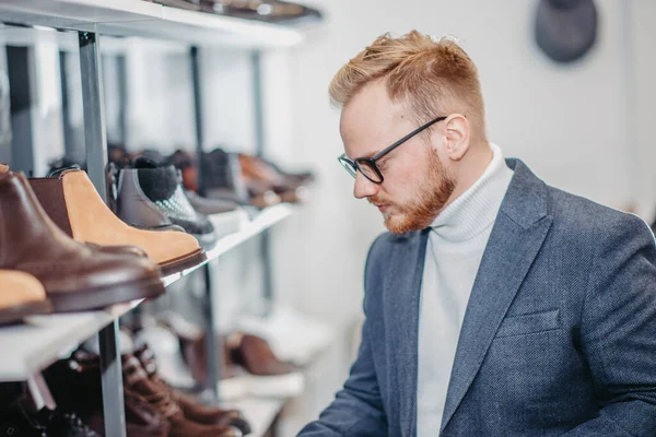 Man Choosing Shoes Store Man Shopping — Stock Photo, Image