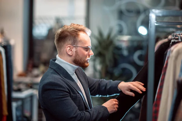 Blonde Millennial Man Business Attire Chooses Clothes Store Man Shopping — Stock Photo, Image