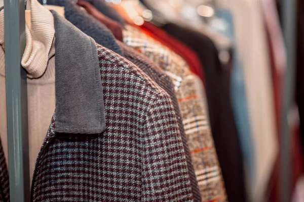 Bir Giyim Mağazasındaki Askıda Asılı Klasik Ceketler Doğal Malzeme Yün — Stok fotoğraf