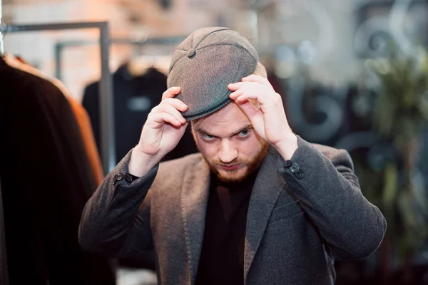 Hombre Traje Negocios Eligiendo Gorra Una Tienda Hombre Está Compras — Foto de Stock