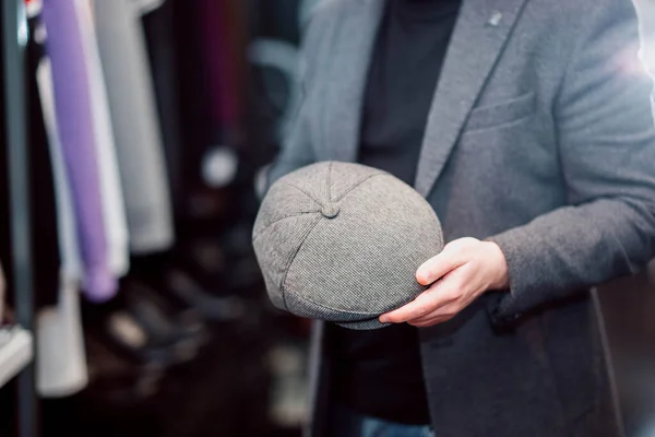 Hombre Traje Negocios Eligiendo Gorra Una Tienda Hombre Está Compras — Foto de Stock