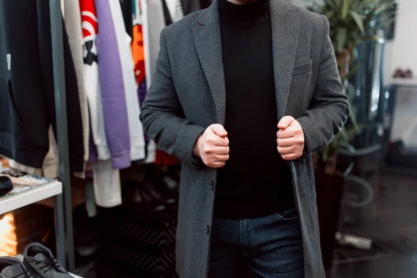 Hombre Eligiendo Ropa Una Tienda Hombre Está Compras — Foto de Stock