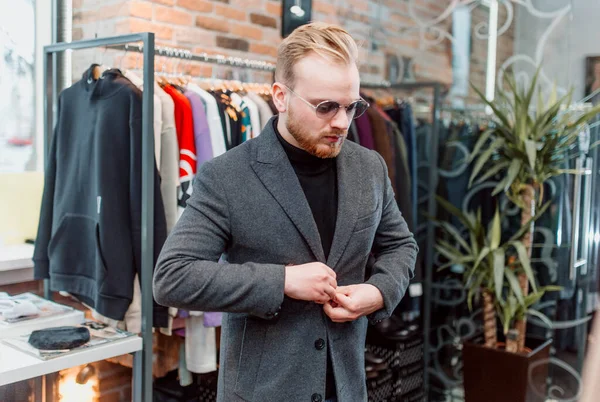 Man Choosing Clothes Store Man Shopping — Stock Photo, Image