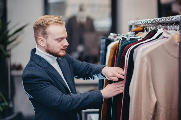 Rubia Hombre Milenario Traje Negocios Elige Ropa Una Tienda Hombre — Foto de Stock