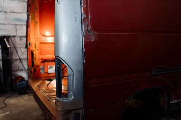Επιδιόρθωση Σώματος Ενός Κόκκινου Φορτηγού Συγκόλληση Στοιχείων Αμαξώματος — Φωτογραφία Αρχείου