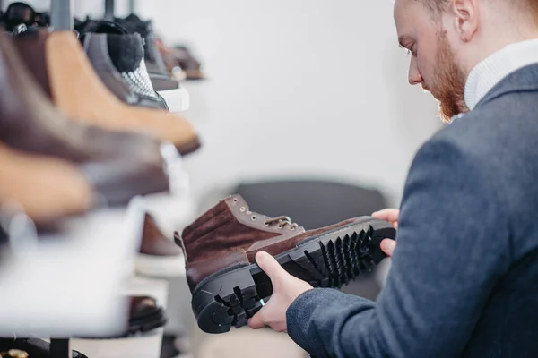 Man Store Chooses Shoes Store — Stock Photo, Image