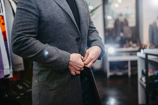 Muž Zkouší Kabát Obchodě Oděvy Obchodní Oblečení — Stock fotografie
