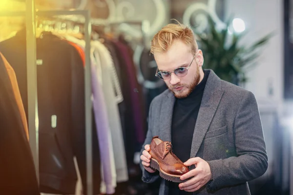 Man Store Chooses Shoes Store — Stock Photo, Image