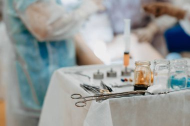Yağ hücrelerinin ameliyathanede lipodolum için hazırlanması. Kök ve yağ hücrelerini tanıtarak yüzü gençleştirmek için cerrahi estetik ameliyat..