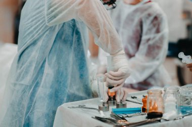 Yağ hücrelerinin ameliyathanede lipodolum için hazırlanması. Kök ve yağ hücrelerini tanıtarak yüzü gençleştirmek için cerrahi estetik ameliyat..