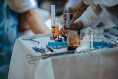Yağ hücrelerinin ameliyathanede lipodolum için hazırlanması. Kök ve yağ hücrelerini tanıtarak yüzü gençleştirmek için cerrahi estetik ameliyat..
