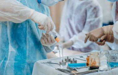 Yağ hücrelerinin ameliyathanede lipodolum için hazırlanması. Kök ve yağ hücrelerini tanıtarak yüzü gençleştirmek için cerrahi estetik ameliyat..