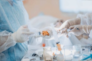 Yağ hücrelerinin ameliyathanede lipodolum için hazırlanması. Kök ve yağ hücrelerini tanıtarak yüzü gençleştirmek için cerrahi estetik ameliyat..