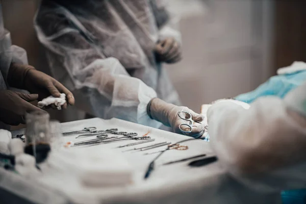 Tavolo Con Strumenti Chirurgici Lavoro Assistente Intervento Chirurgico — Foto Stock