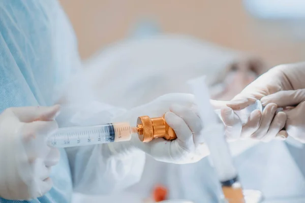Yağ hücrelerinin ameliyathanede lipodolum için hazırlanması. Kök ve yağ hücrelerini tanıtarak yüzü gençleştirmek için cerrahi estetik ameliyat..