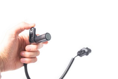 izole edilmiş beyaz arkaplanda araba motoru krank mili konumu sensörü.