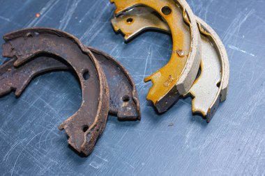 El freni freni değiştirme konsepti, eski paslı otomobil parçaları yeni.