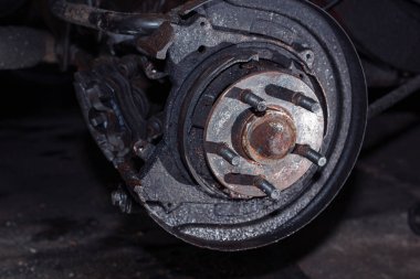 El freninin tamiri, disklerin fren pedlerinin değiştirilmesi.