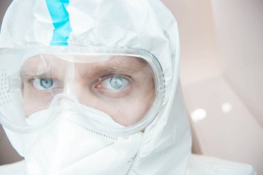 Epidemiyolojik üniformalı erkek tıp bilimcisi