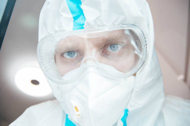 Epidemiyolojik üniformalı erkek tıp bilimcisi