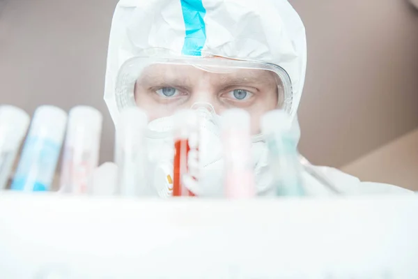 Αρσενικός Ιατρικός Επιστήμονας Επιδημιολογική Στολή Εξετάζει Δοκιμαστικούς Σωλήνες Εμβόλιο Και — Φωτογραφία Αρχείου