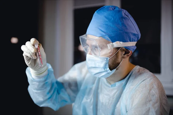 Científico Médico Examinando Muestra Virus Laboratorio — Foto de Stock