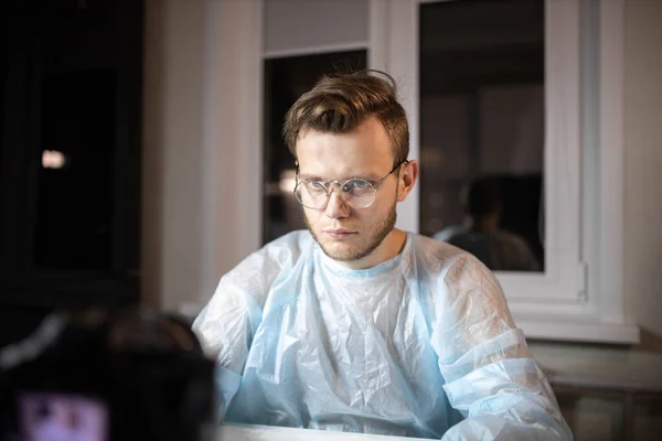 Doctor Blogger Masculino Hablando Filmando Video Sobre Temas Médicos — Foto de Stock