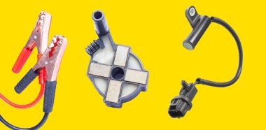 araba parçaları kolajı, fren yastıkları, krank mili sensörü, su pompası, sarı arka planda yüksek voltaj kabloları.