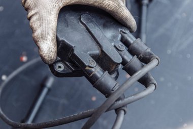 motor ateşleme sistemi dağıtıcısı ve yüksek voltajlı ateşleme kablosu bağlandı.