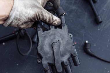 motor ateşleme sistemi dağıtıcısı ve yüksek voltajlı ateşleme kablosu bağlandı.