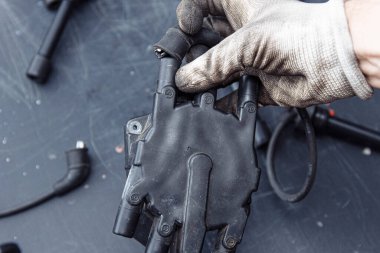 motor ateşleme sistemi dağıtıcısı ve yüksek voltajlı ateşleme kablosu bağlandı.
