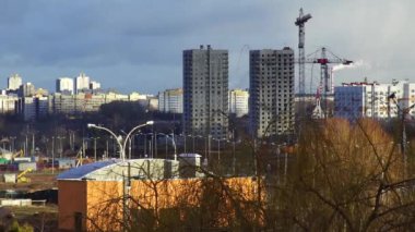 Şehir manzarası, şehir silüeti, inşaat vinçleri çok katlı bir bina inşa ediyor..