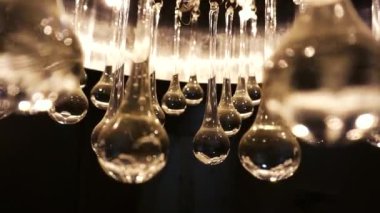 Kristal avizenin parlak küre topları.