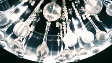 Kristal avizenin parlak küre topları.