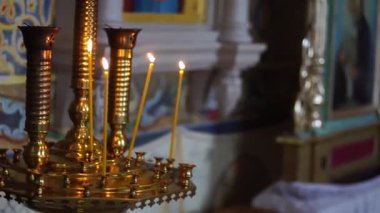 Kilisede yanan mumların görüntüleri.