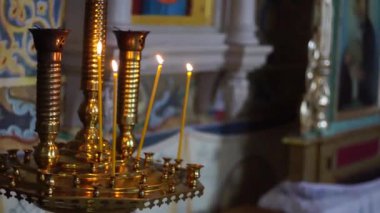 Kilisede yanan mumların görüntüleri.